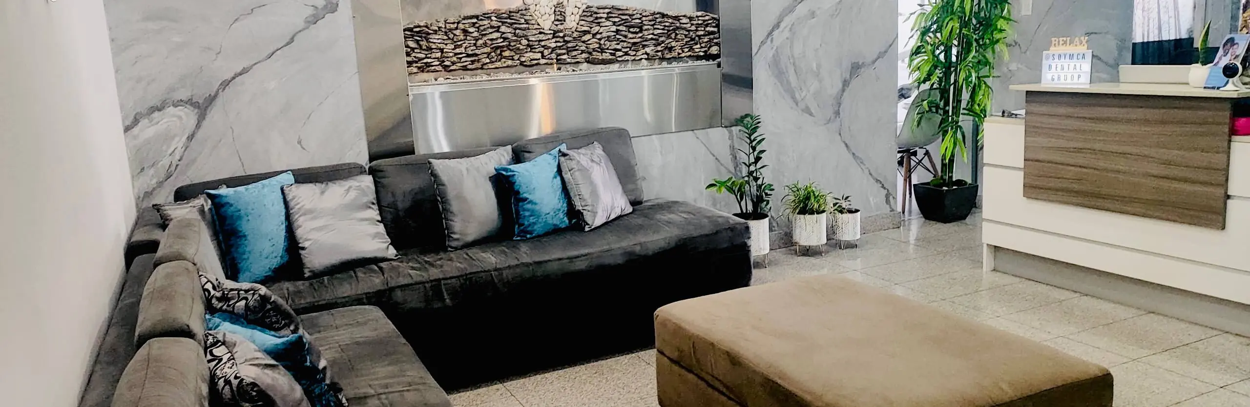 Sala de espera y recepción de Soymca