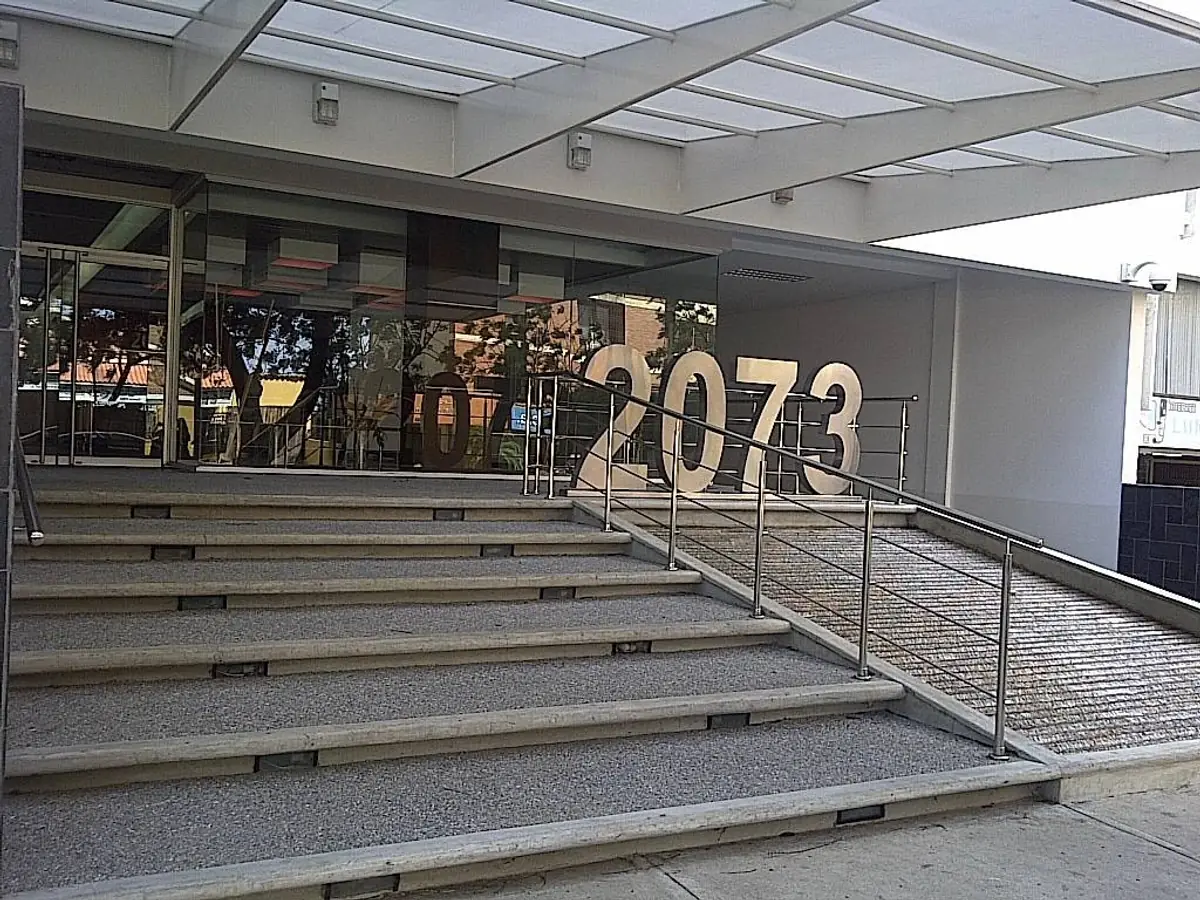 Fachada de la Torre de Oficinas 2073, entrada por la Av. 20