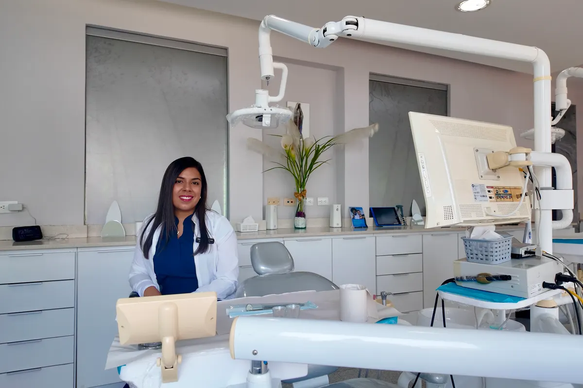 Consultorio con equipo de rayos X y unidad dental
