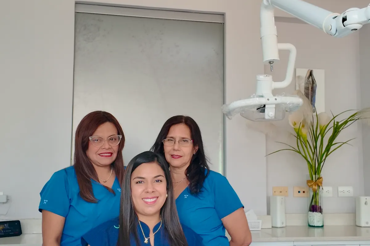 Equipo de Soymca en uno de los gabinetes